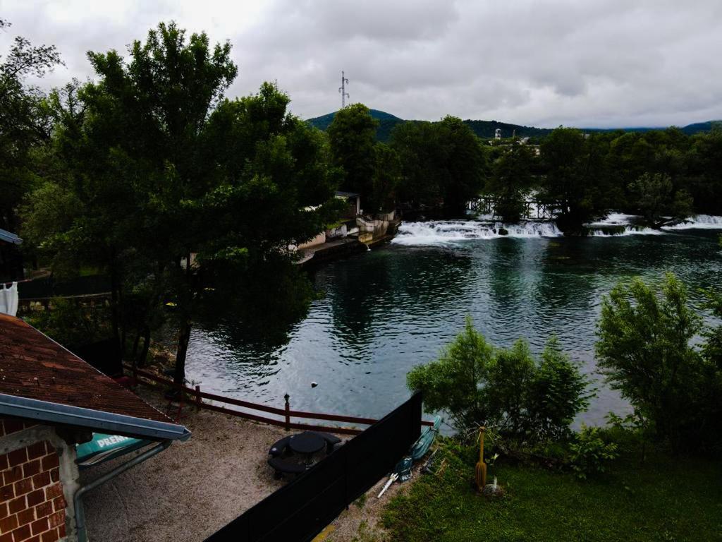 Holiday Home Waterfall View Bihać エクステリア 写真